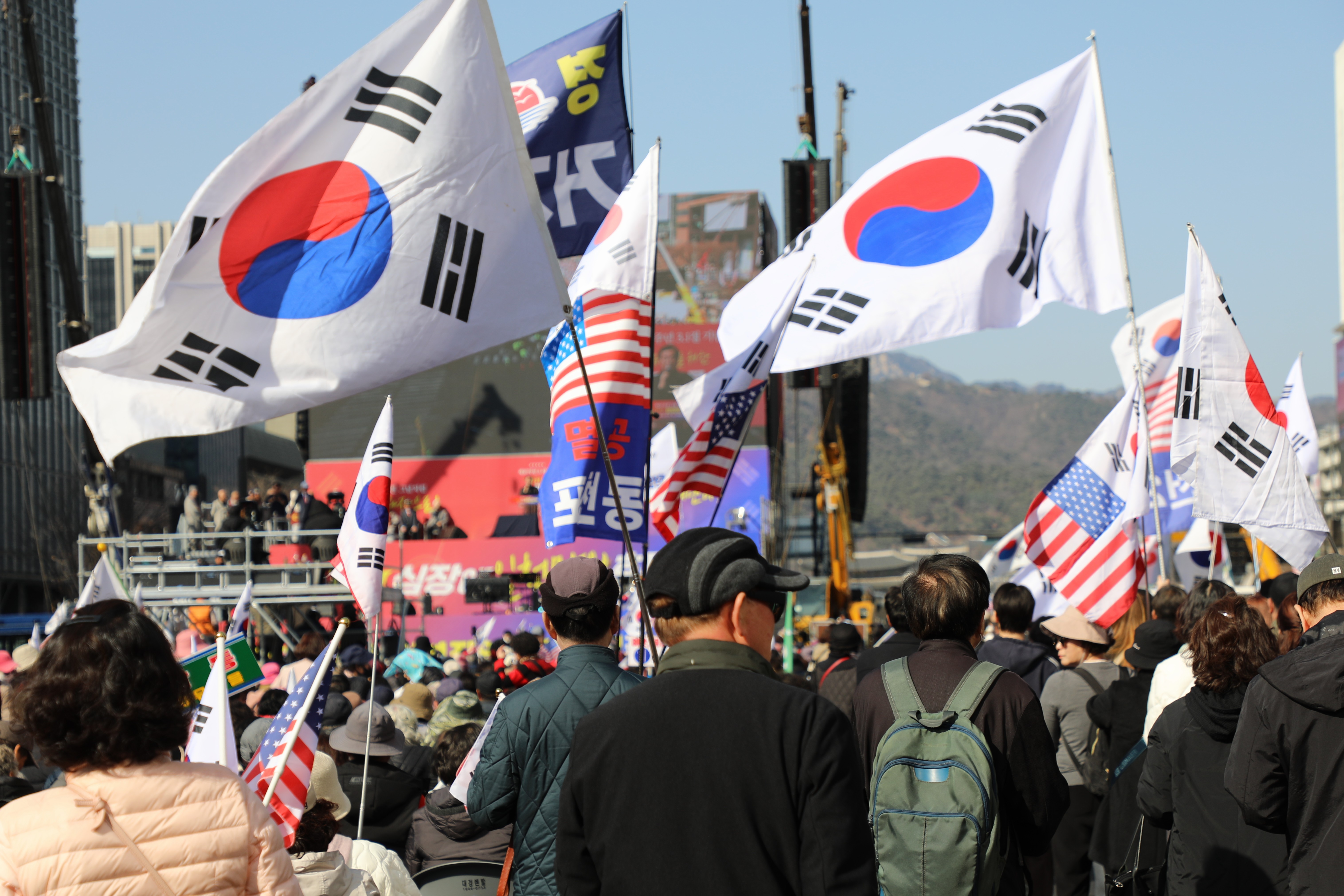 왜 그들은 8년째 광화문 광장에 오나